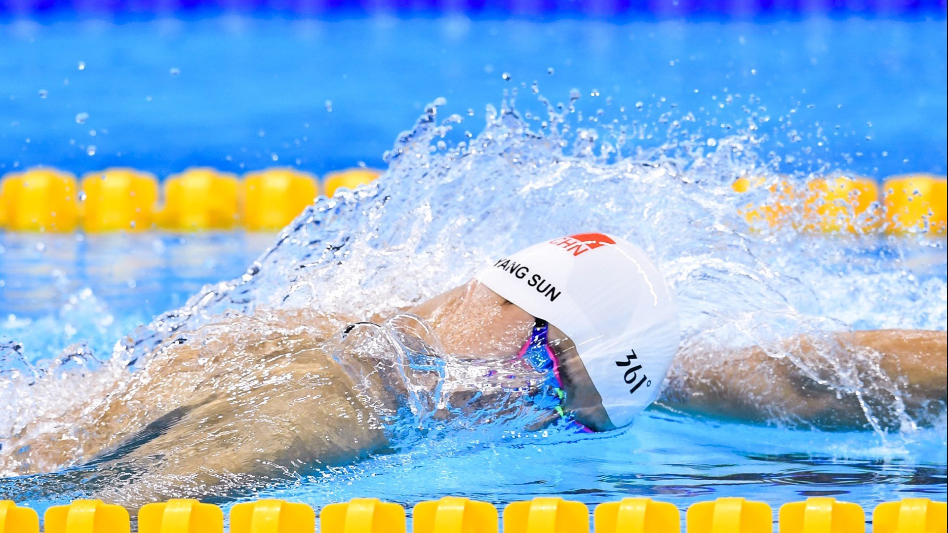 前段划水节奏快准稳，后段冲刺更从容，前划步后划步